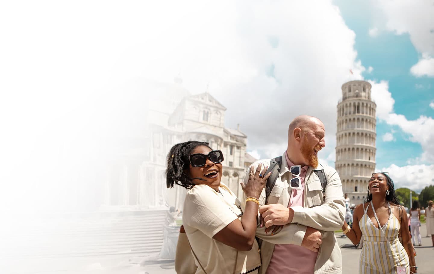 Carnet de voyage, carte et accessoires disposés sur une table claire